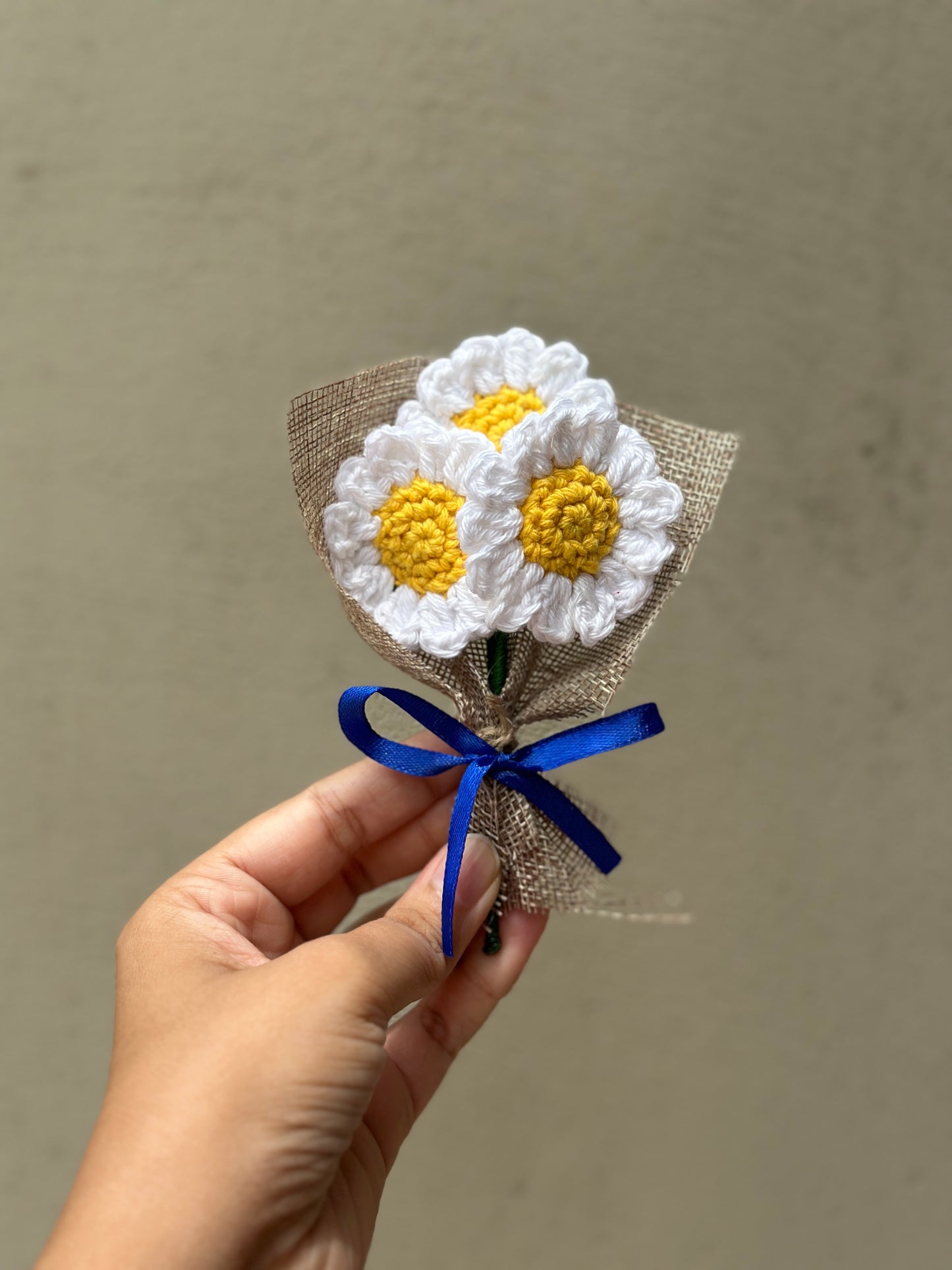 Crochet daisy mini bouquet
