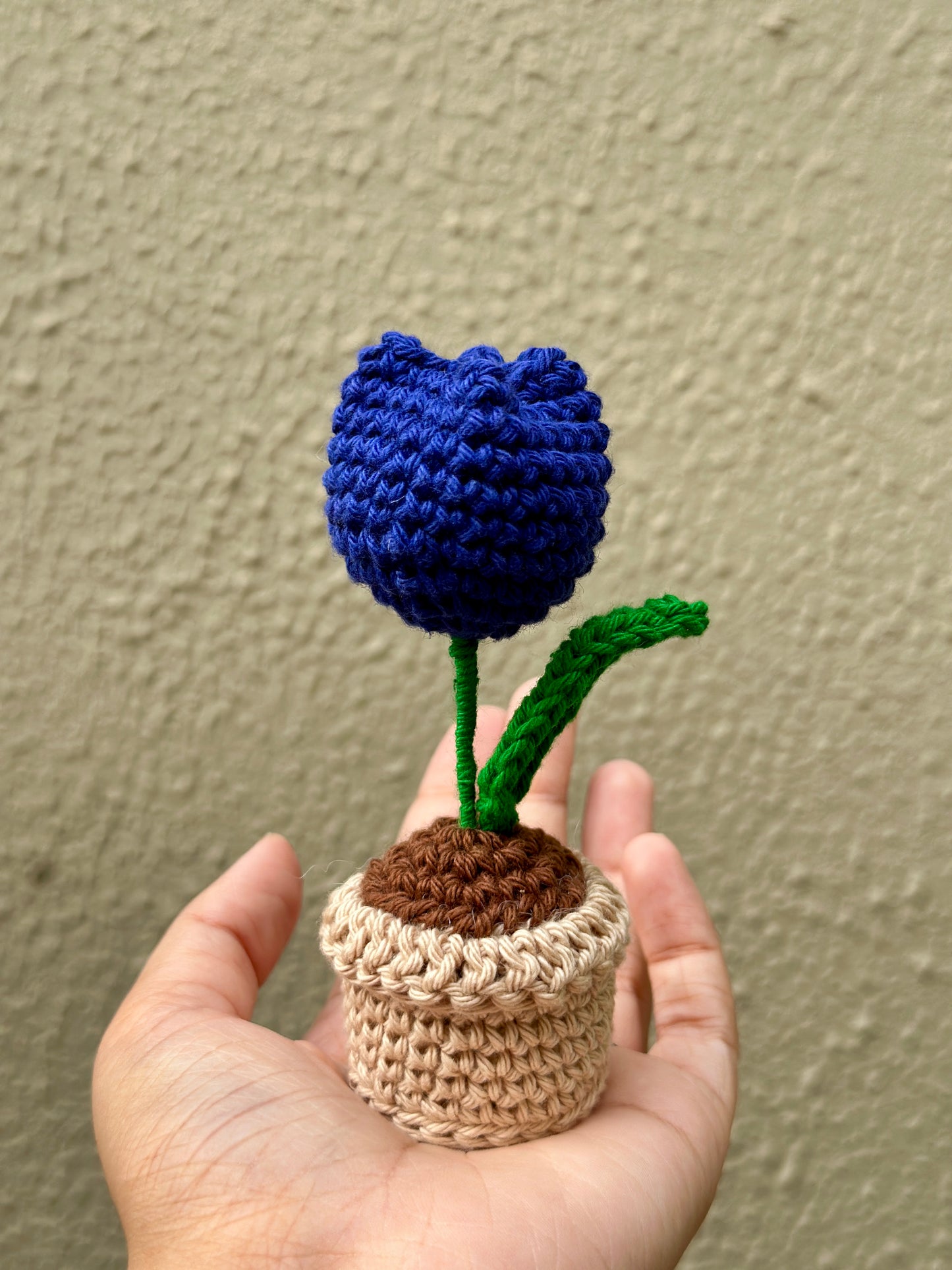 Crochet tulip flower pot